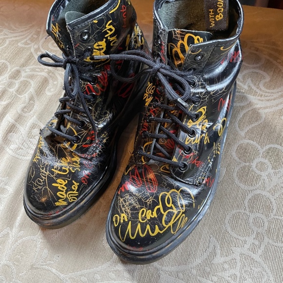 Doc Martens Women's 8 Vintage Black Graffiti Pattern Rare Good Shape - Picture 2 of 6
